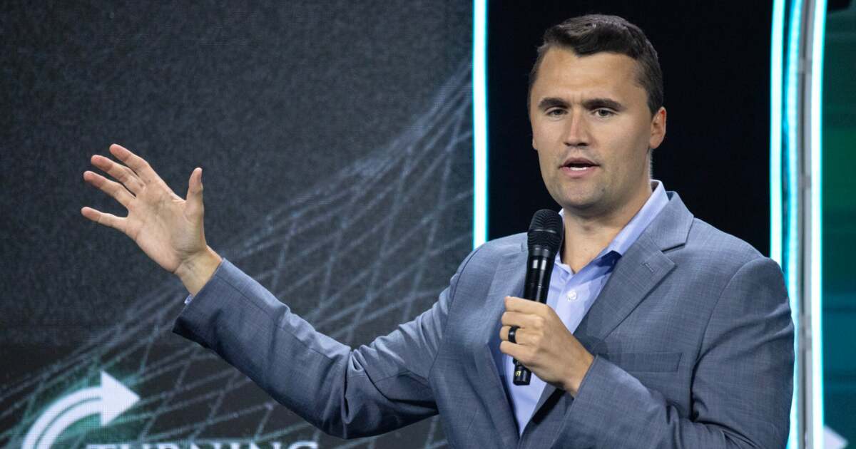 Activistul Charlie Kirk, aliat al lui Donald Trump și apărător al dreptului de a purta armă, a fost împușcat.