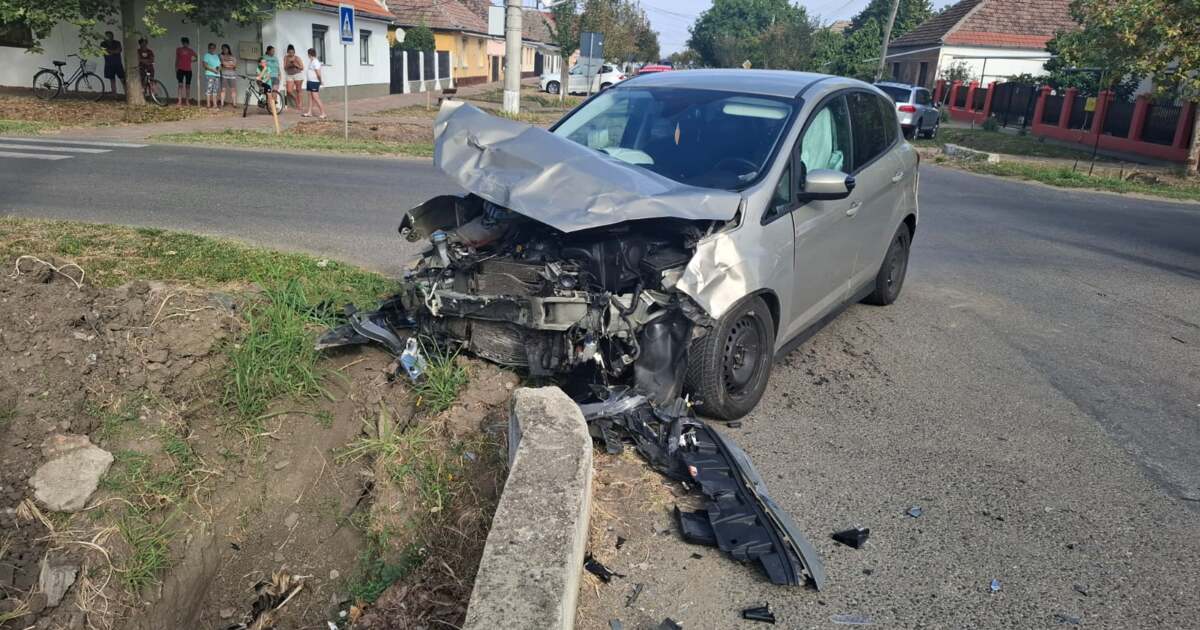 Accident grav la Sânnicolau Mare: o femeie rănită în impactul dintre un microbuz și o mașină