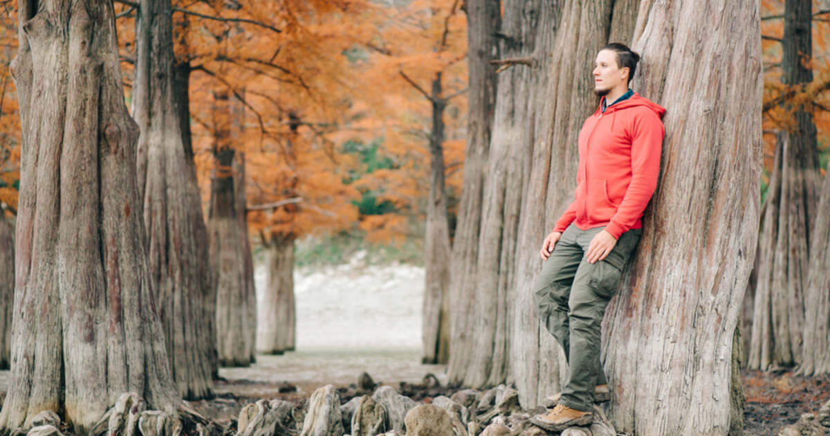 Hanoracul și pantalonii cargo: alegerea ideală pentru un stil urban modern