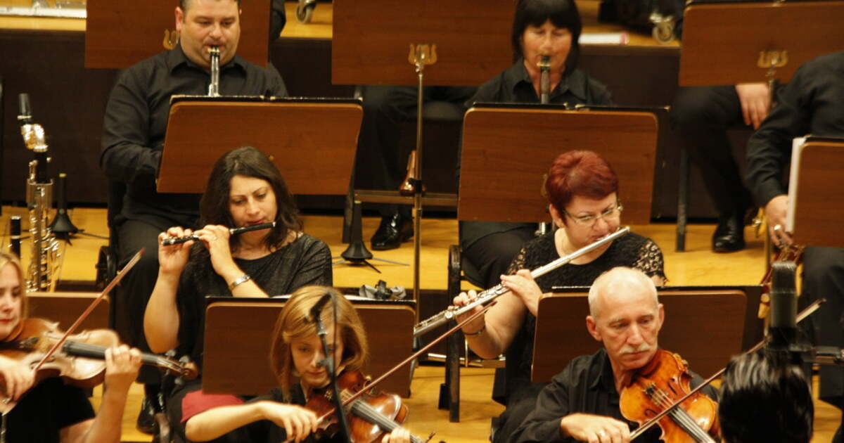 Concertul Oedip reunește 200 de artiști pe scenă pentru a deschide stagiunea simfonică la Timișoara. Concertul Oedip reunește 200 de artiști pe scenă pentru a deschide stagiunea simfonică la Timișoara.