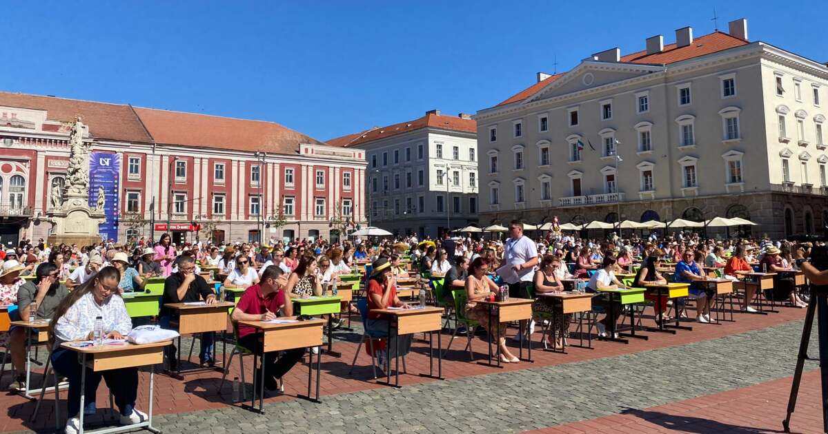 VIDEO: La Timișoara, mii de oameni sărbătoresc frumusețea limbii române la „Marea Dictare” VIDEO: La Timișoara, mii de oameni sărbătoresc frumusețea limbii române la „Marea Dictare”