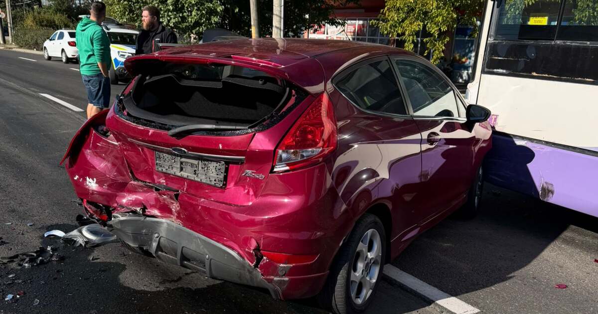 Accident pe Calea Dorobanților în Timișoara: o femeie, transportată de urgență la spital. Accident pe Calea Dorobanților în Timișoara: o femeie, transportată de urgență la spital.