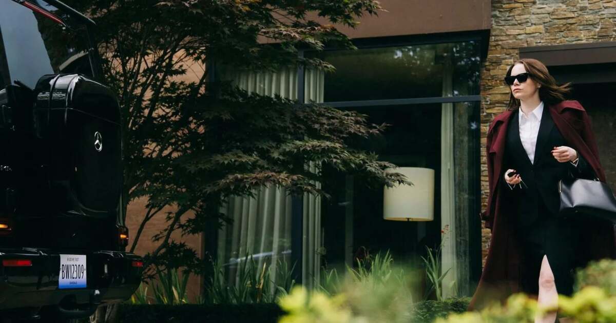 Săptămâna aceasta la cinema: „Bugonia”, o poveste absurdă semnată de Yorgos Lanthimos.