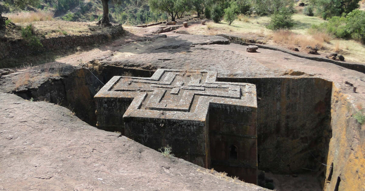 FOTO. Biserica în formă de cruce ce supraveghează orașul de piatră