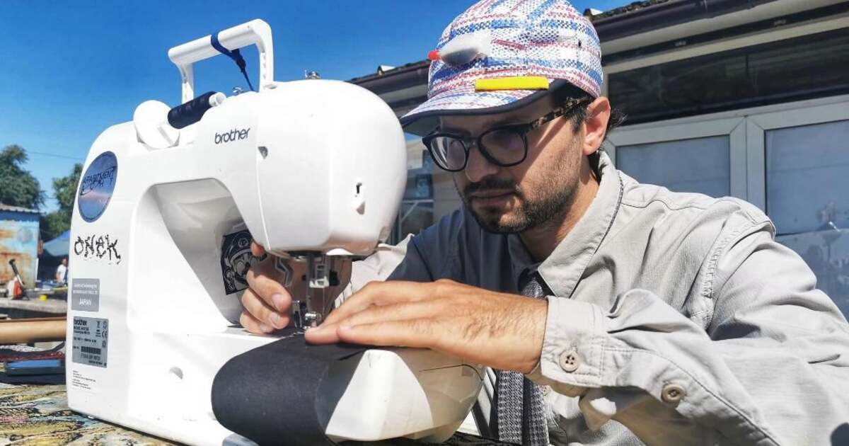 FOTO. ONEK, croitorul din Timișoara care reinventeză hainele second-hand în artă urbană