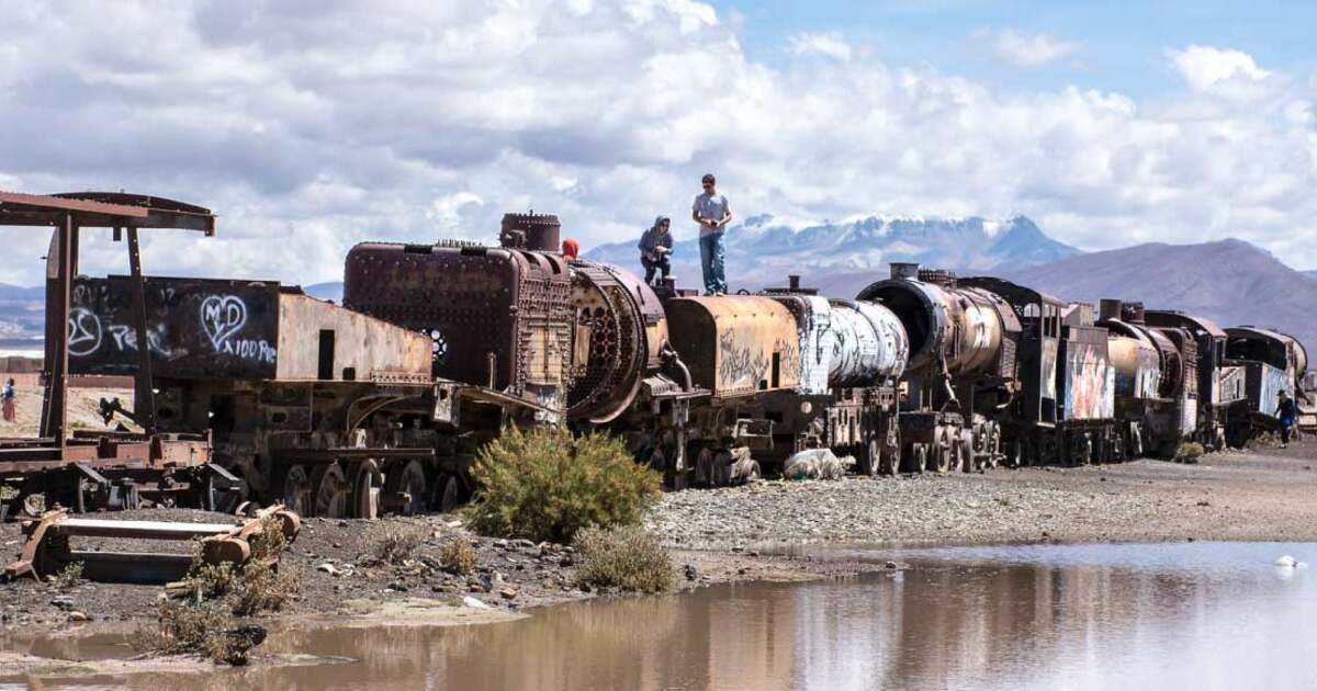 FOTO: Cimitirul Trenurilor – amintiri de fier dintr-un vis pierdut în deșert