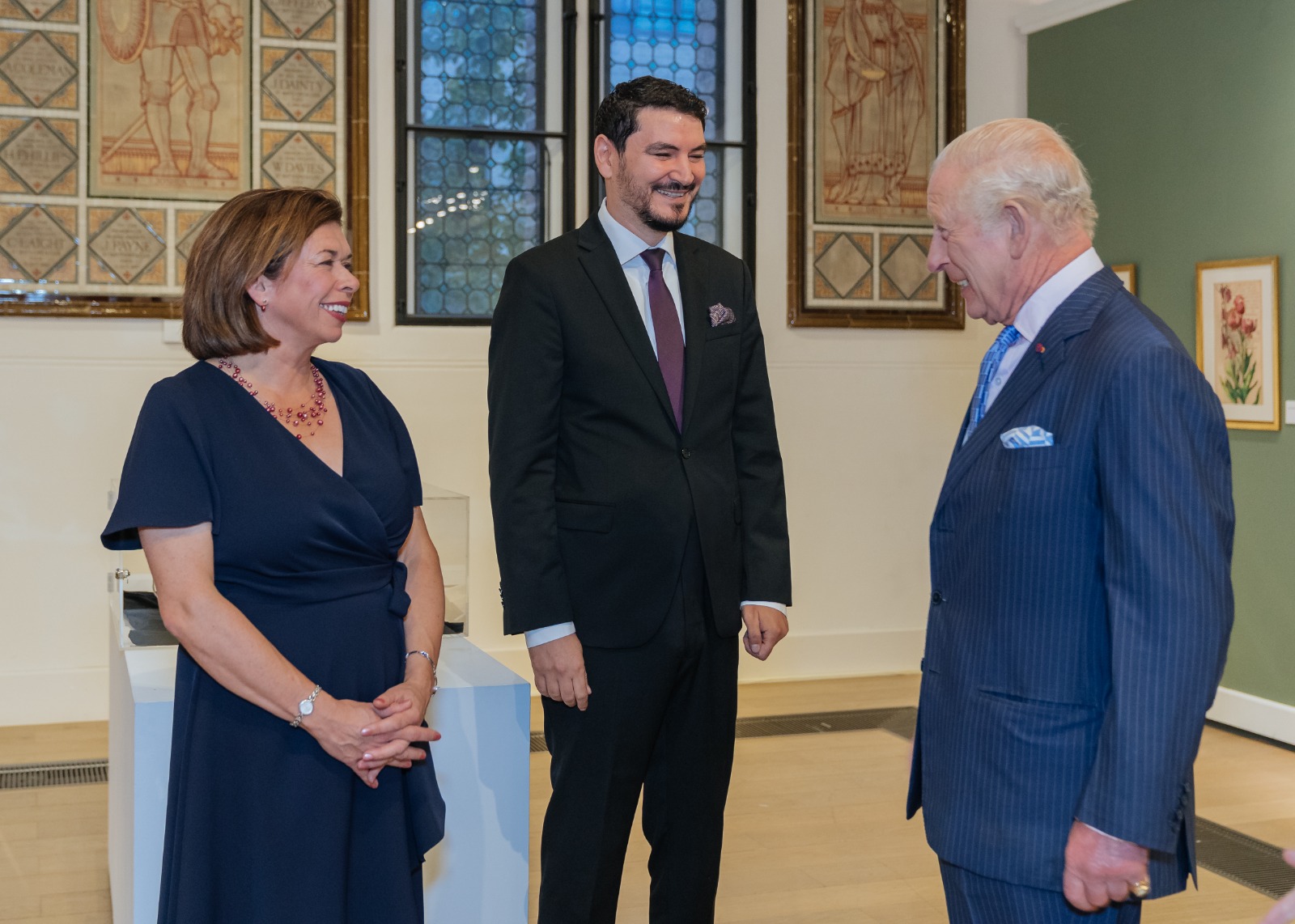 4. ICR Londra -Majestatea Sa Regele Charles al III-lea a vizitat expoziția ICR “Marie of Romania, Artist Queen”