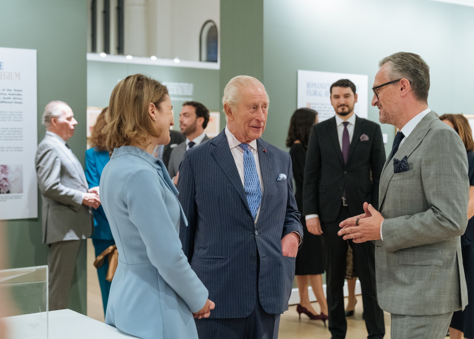 3. ICR Londra -Majestatea Sa Regele Charles al III-lea a vizitat expoziția ICR “Marie of Romania, Artist Queen”