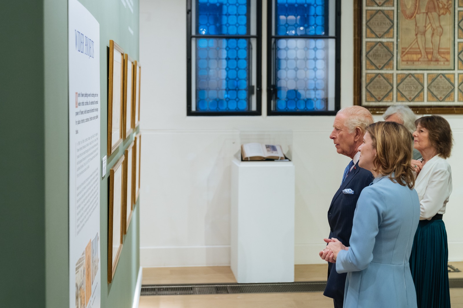 1. ICR Londra - Majestatea Sa Regele Charles al III-lea a vizitat expoziția ICR „Marie of Romania, Artist Queen”