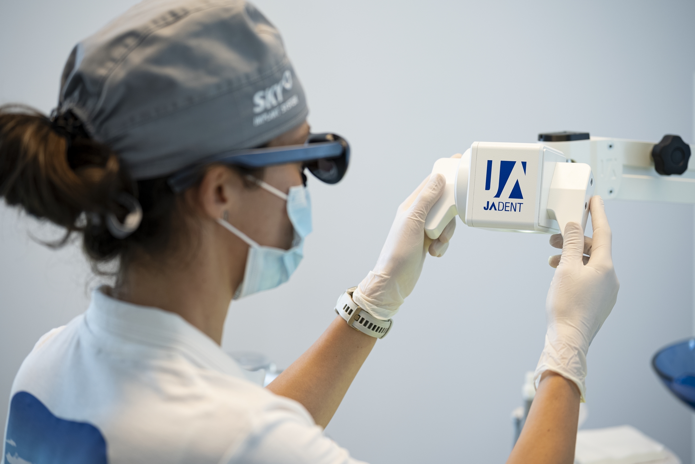 Microscopul dentar FreeVision 3D folosit în Clinica AscenDent