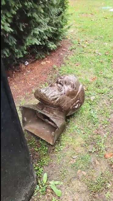 statui parcul central 2