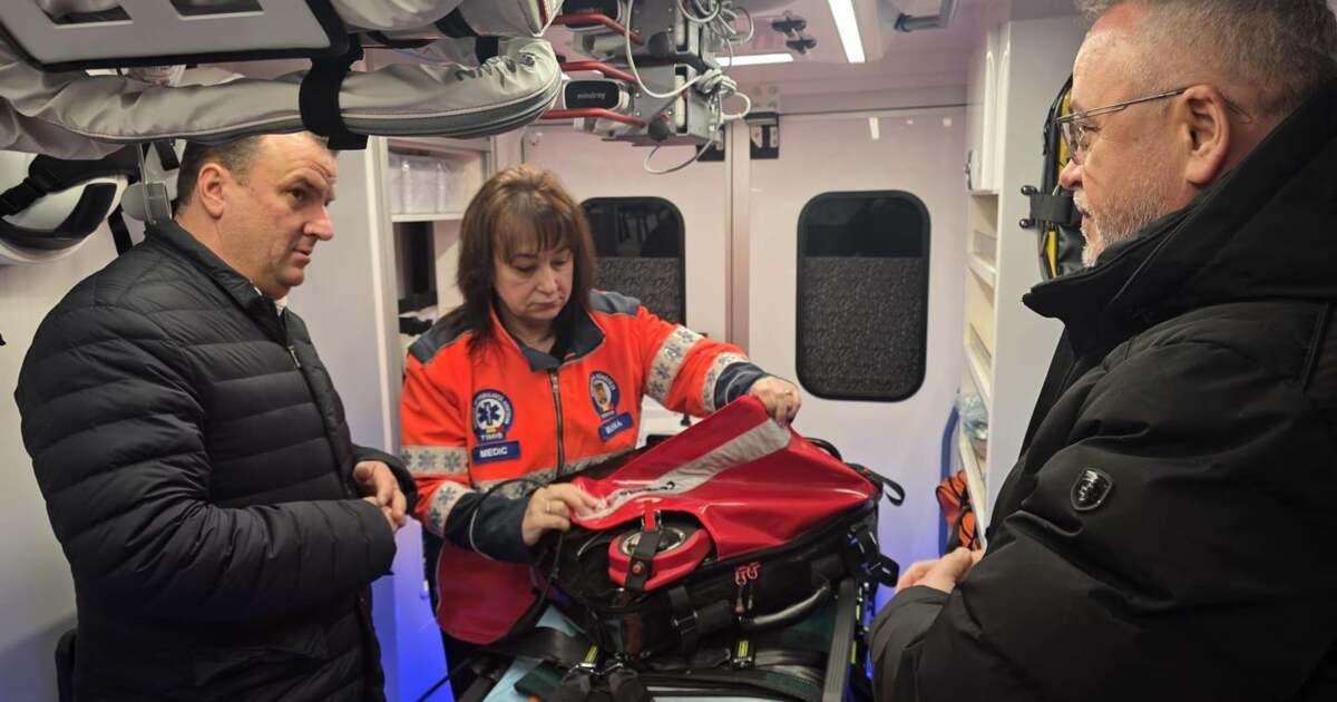 Lugoj: O ambulanță modernă de tip C ajunge la Stația de Ambulanță. Lugoj: O ambulanță modernă de tip C ajunge la Stația de Ambulanță.