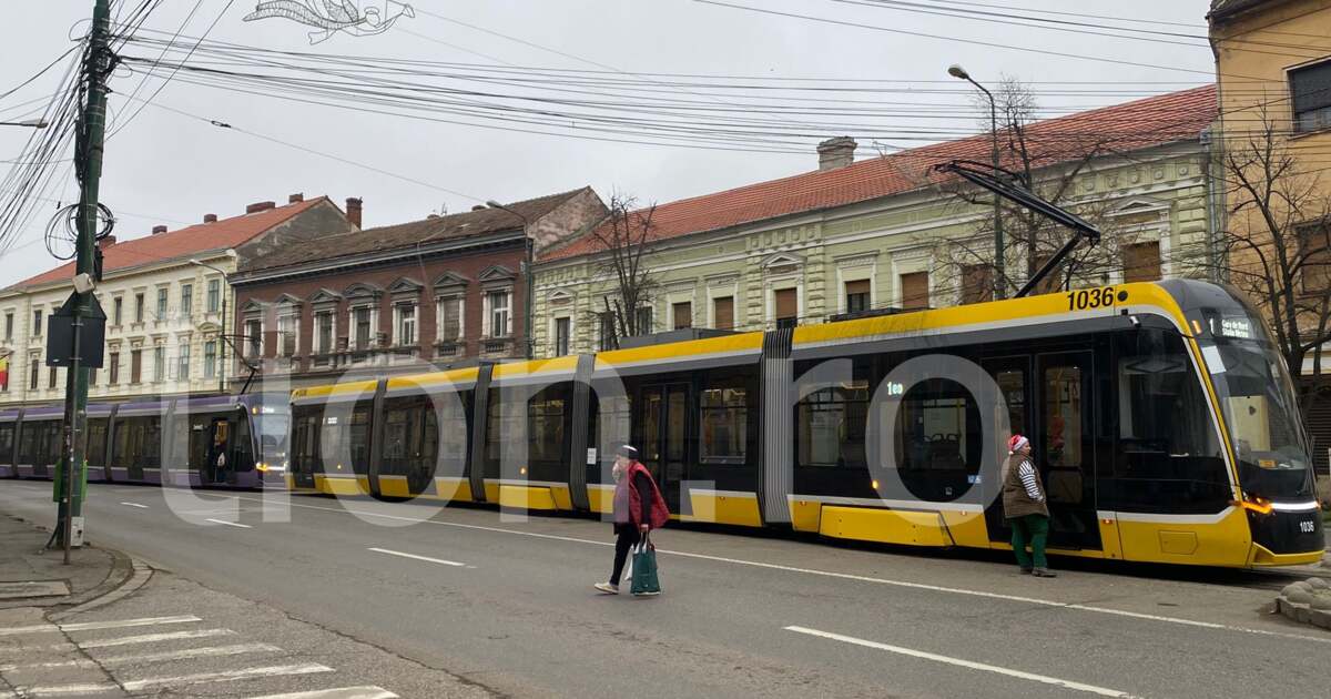 VIDEO: Tramvaiul Turistic a rămas blocat în Piața Maria VIDEO: Tramvaiul Turistic a rămas blocat în Piața Maria