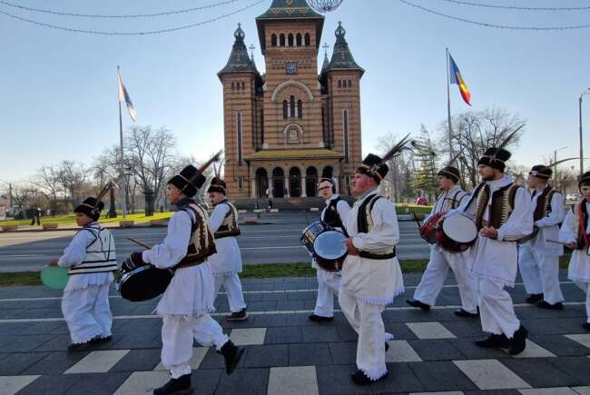 Photo for the article FOTO. Bat dubele a Ajun! Peste 250 de colindători vin, în alai, la Timișoara