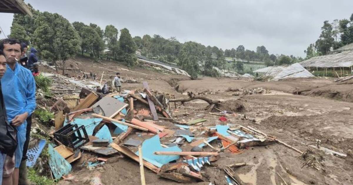 Tragedie în Indonezia: sute de victime și zeci de dispăruți în urma unei alunecări de teren.