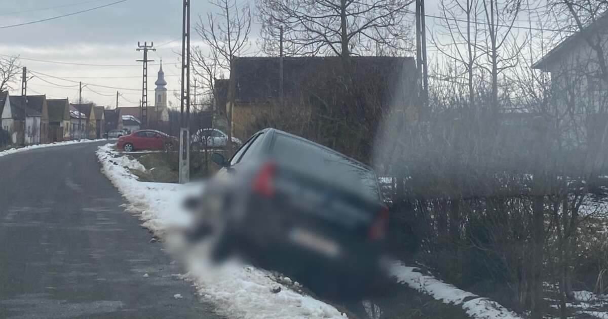 Șofer fără permis și în stare de ebrietate, prins de poliție cu mașina în șanț lângă Recaș