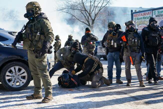 Poza pentru articolul Minneapolis, zguduit de proteste după uciderea unui bărbat de către agenți ICE