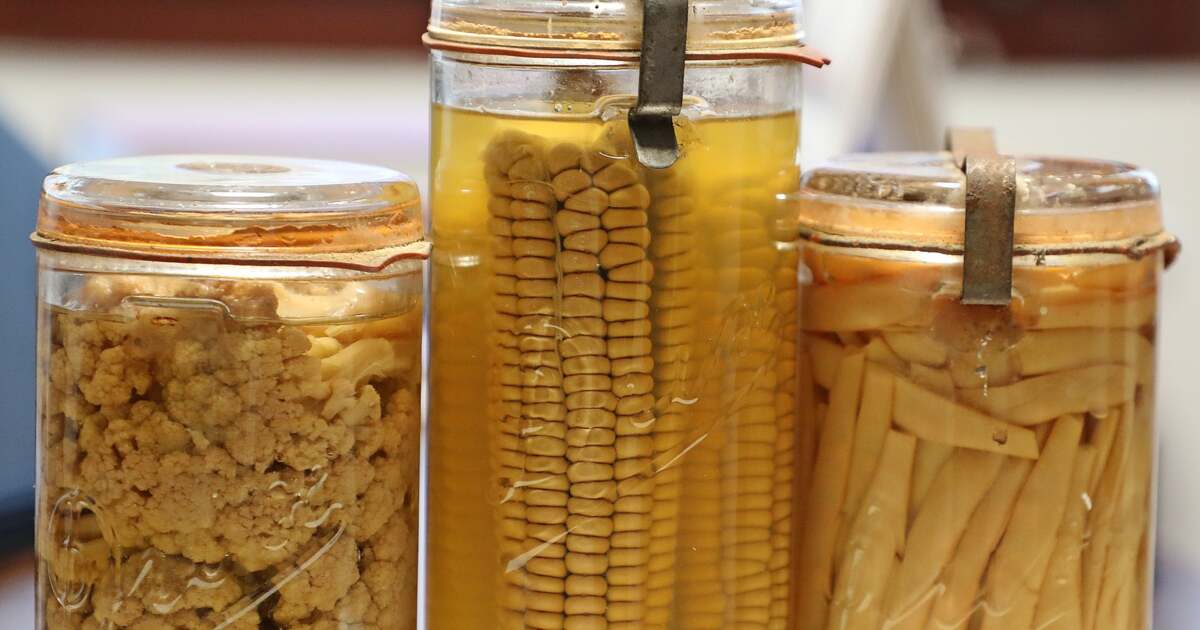 Trei borcane vechi de peste 100 de ani, o donație specială pentru Muzeul Satului Bănățean.