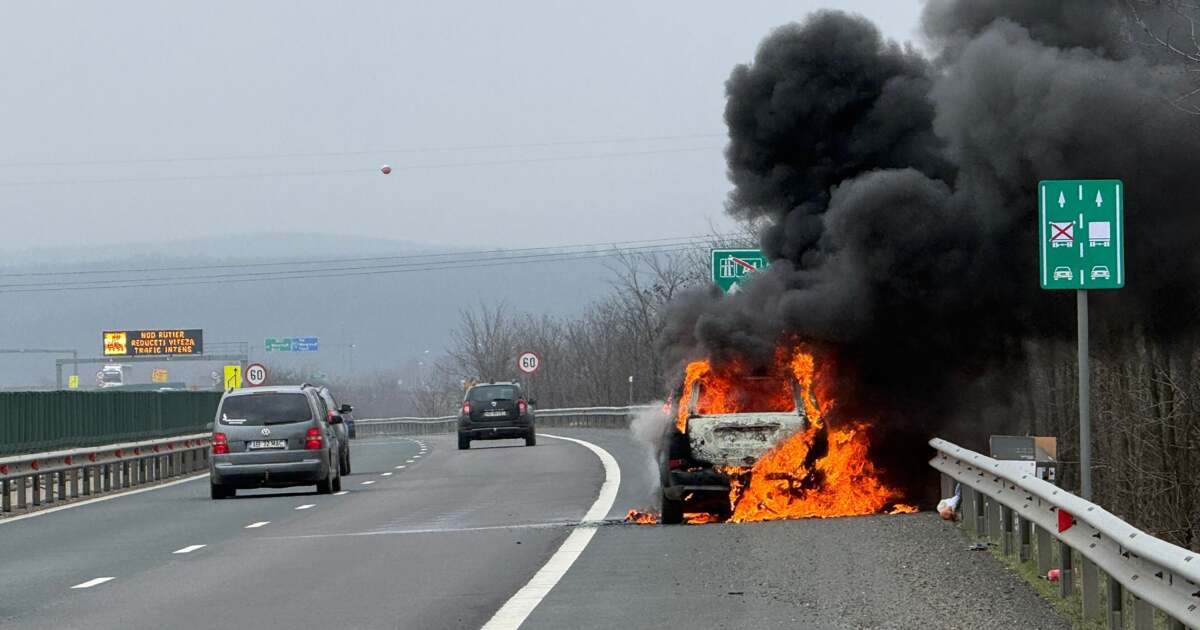 Mașină cuprinsă de flăcări pe A1, în apropiere de Traian Vuia