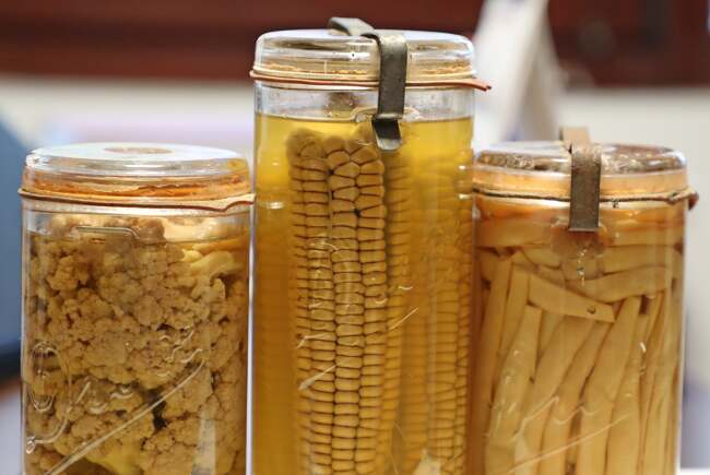 Poza pentru articolul Trei borcane, peste 100 de ani. Muzeul Satului Bănățean primește o donație unică