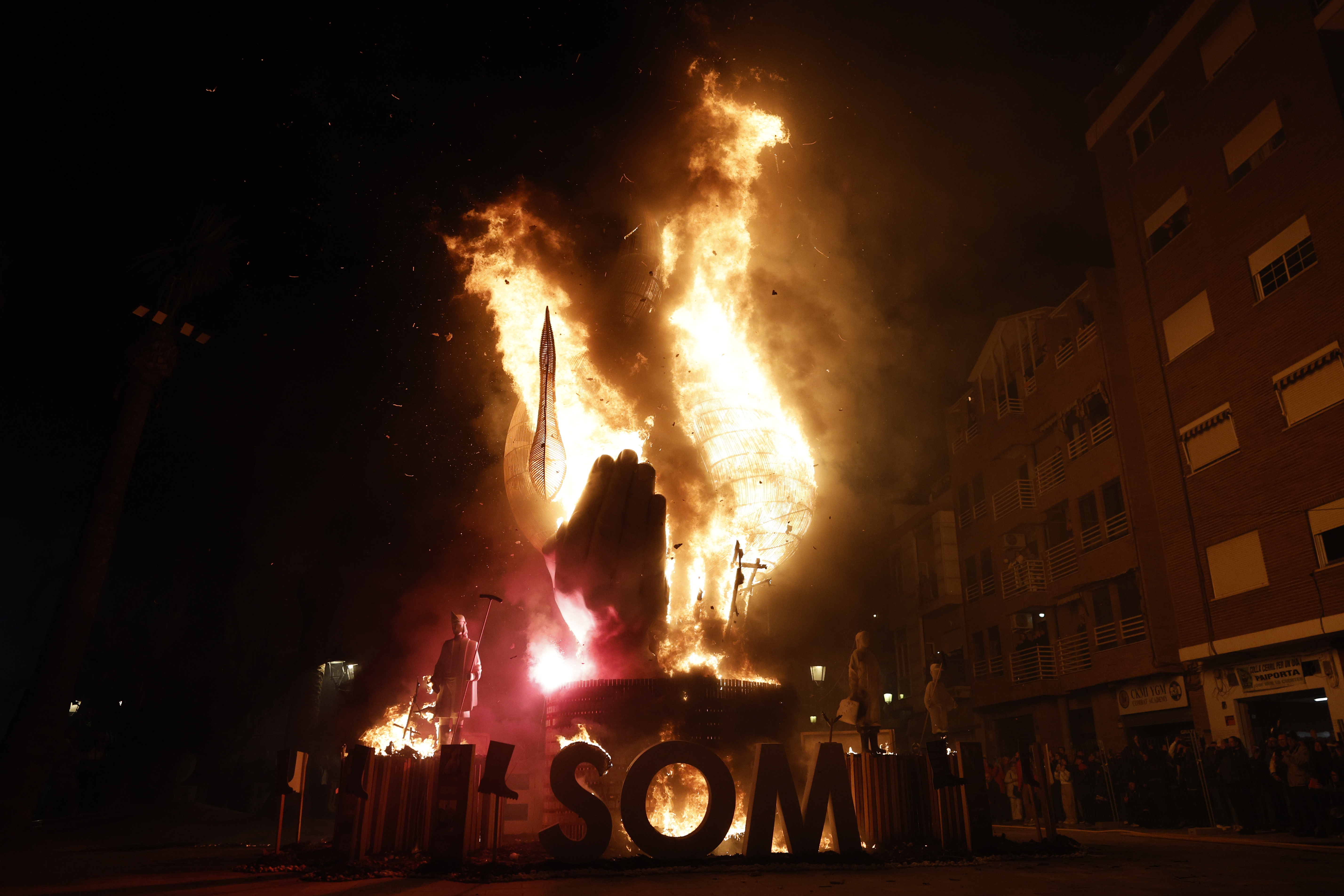 Falla in tribute to the DANA victims burns in Paiporta