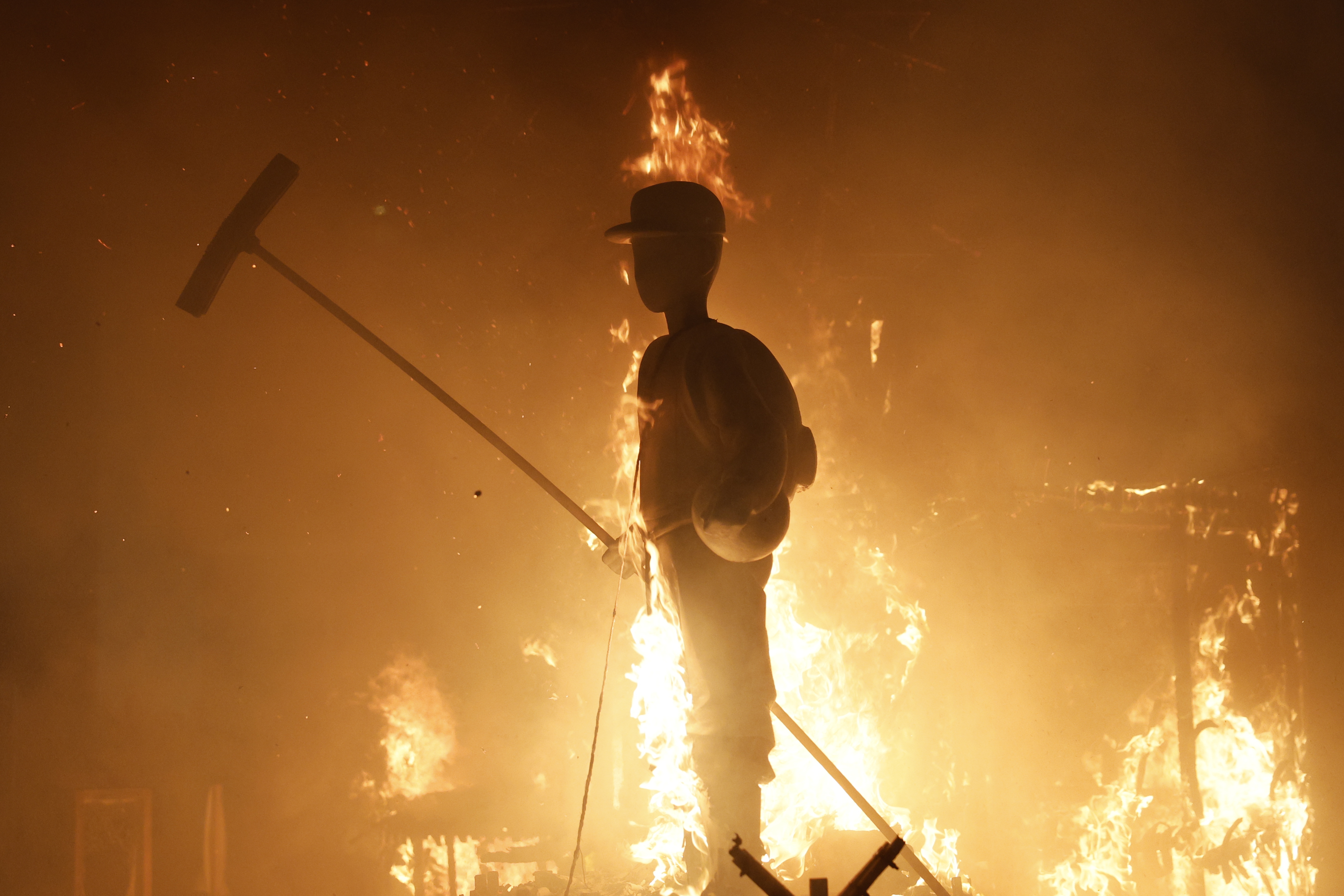 Falla in tribute to the DANA victims burns in Paiporta