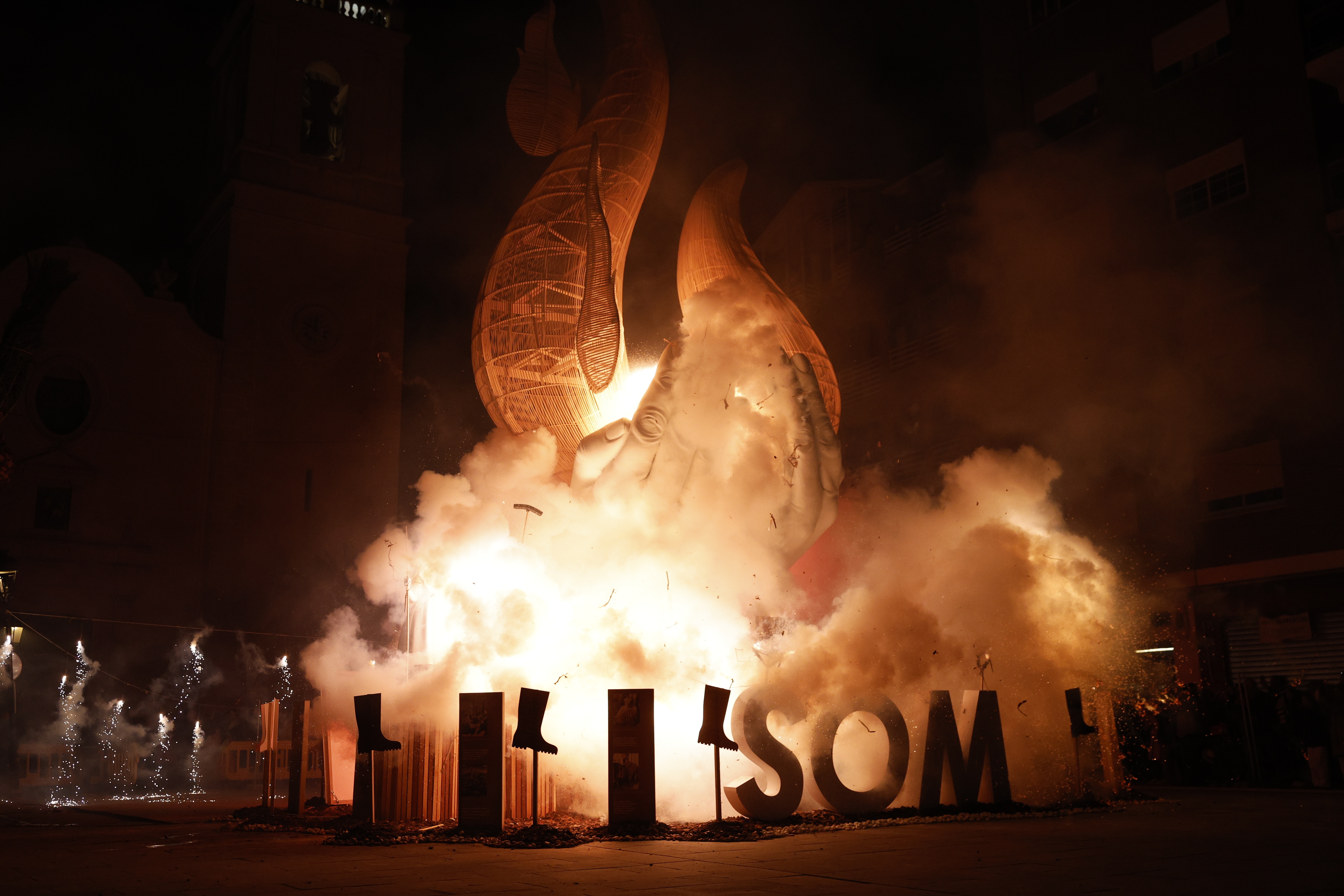 Falla in tribute to the DANA victims burns in Paiporta