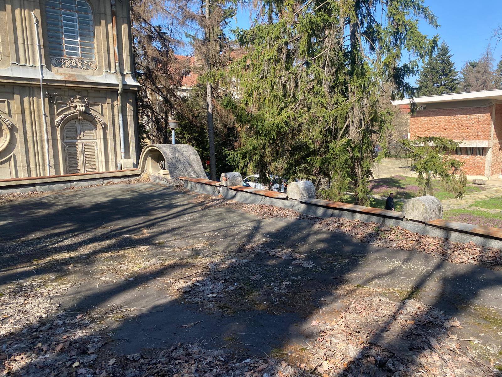 Clădire din curtea Vilei Internațional (2)