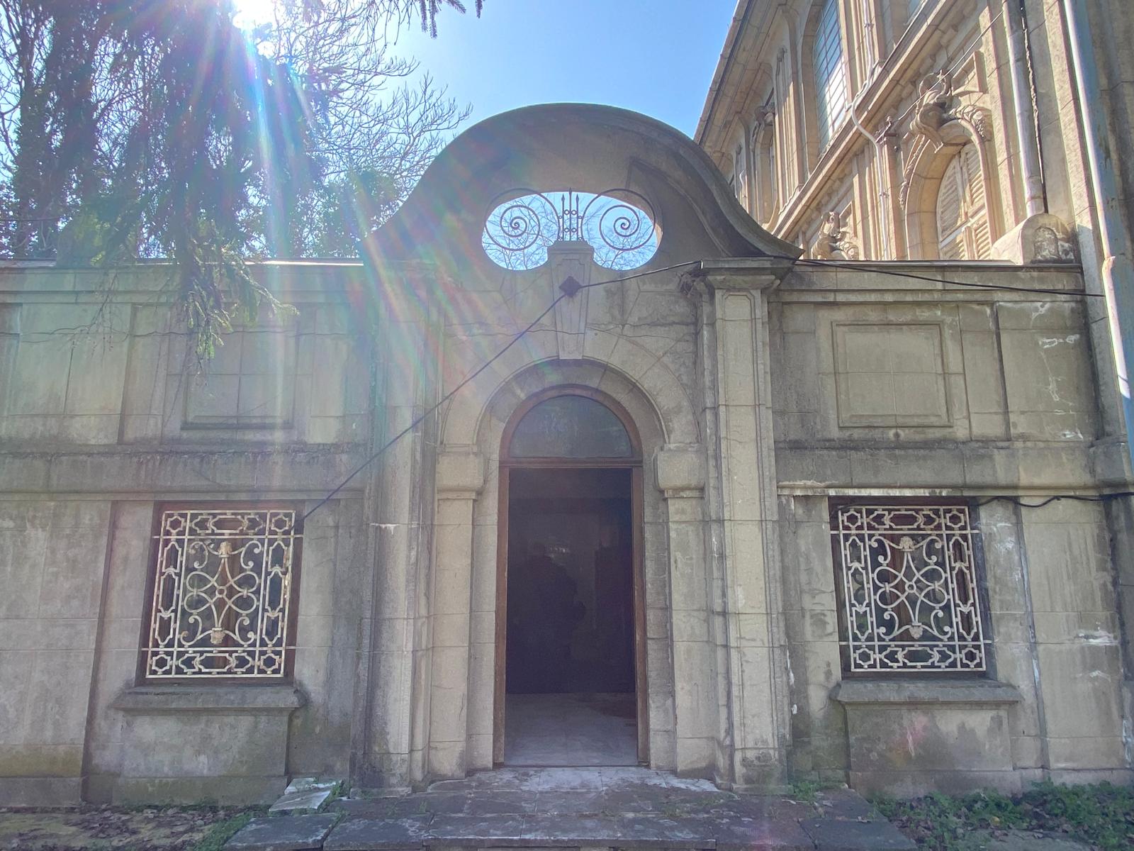 Clădire din curtea Vilei Internațional (18)