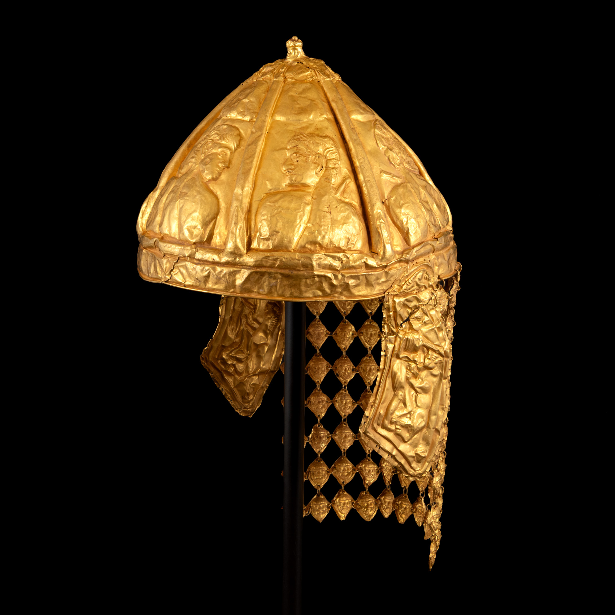 Coiful-cu-Eroi_Artmark_semiprofil-față-stânga