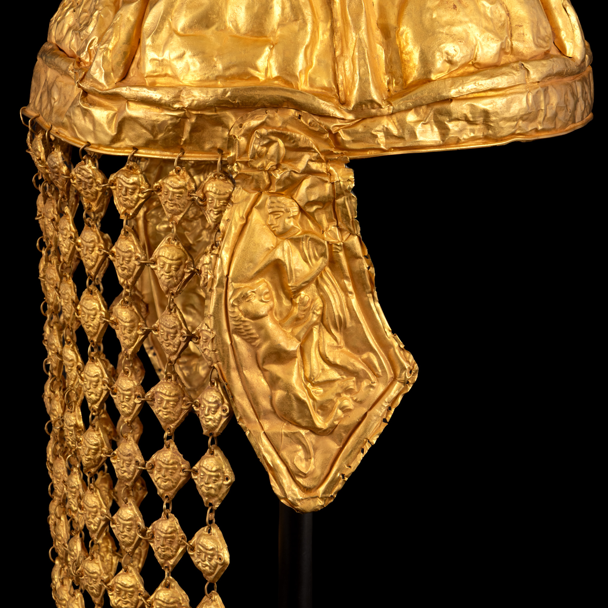 Coiful-cu-Eroi_Artmark_detaliu-profil-dreapta