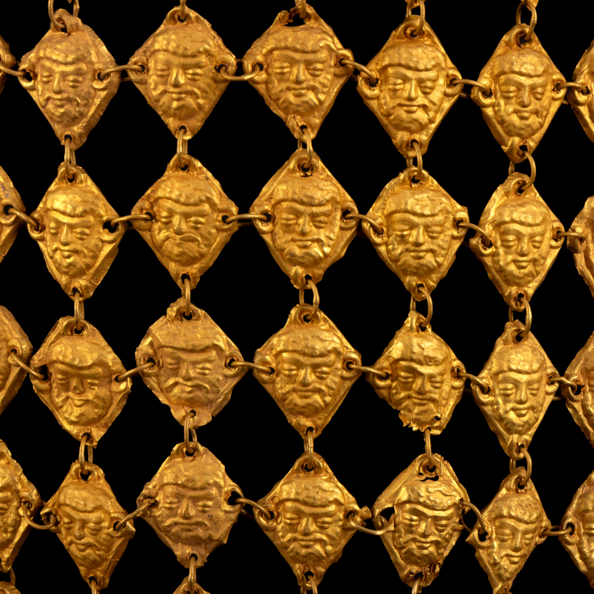 Coiful-cu-Eroi_Artmark_detaliu-spate