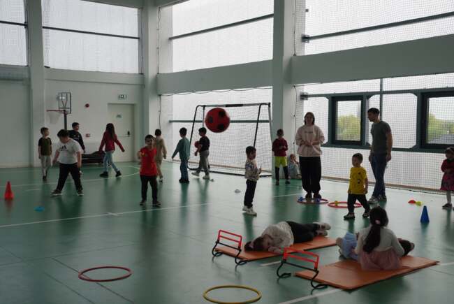 Poza pentru articolul FOTO. Aproape 200 de cadouri și zeci de copii fericiți. Paștele aduce speranță prin educație la Timișoara