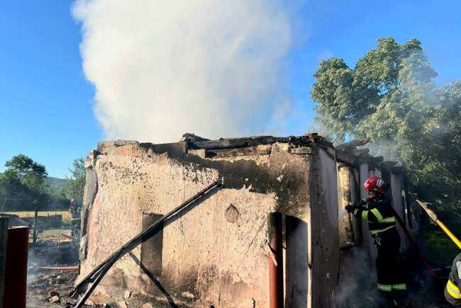 Poza pentru articolul Incendiu puternic la o locuință din Timiș. Acoperișul casei s-a prăbușit