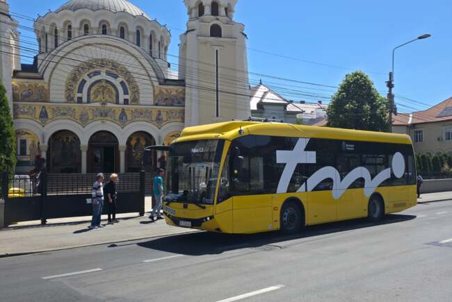Autobuz STPT circulând pe strada din Giroc, Timișoara Autobuz STPT circulând pe strada din Giroc, Timișoara