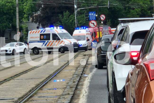 Poza pentru articolul FOTO. Accident cu trei victime la intersecția Rebreanu - Calea Martirilor. Unul dintre șoferi mergea pe linia de tramvai