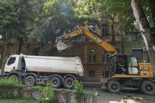 Poza pentru articolul FOTO. Un nou front de lucru pe șantierul din Traian. Piațeta care se „înverzește” și se conectează velo cu malul Begăi