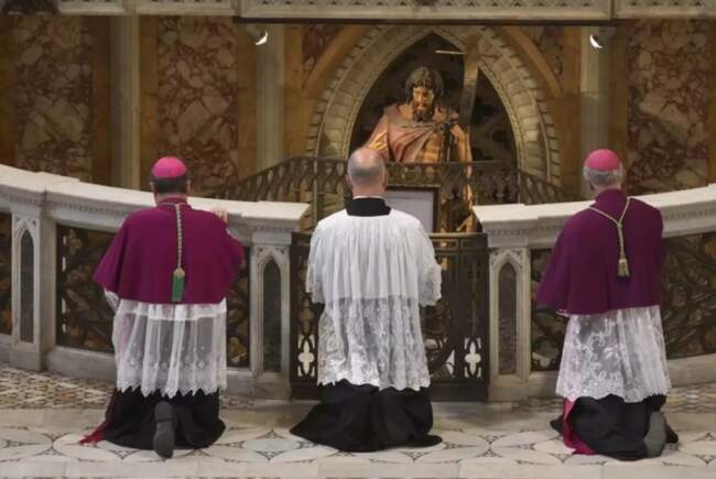 Credincioși ultraconservatori participând la liturghie în comunitate din Ungaria