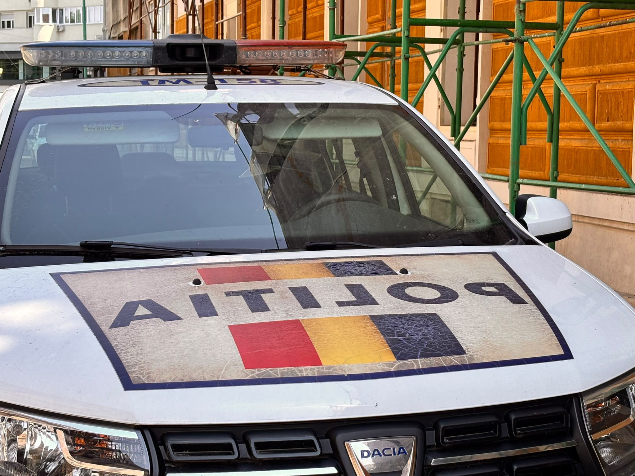 O mașină de poliție s-a răsturnat într-o intersecție din Lugoj în timpul unei urmăriri