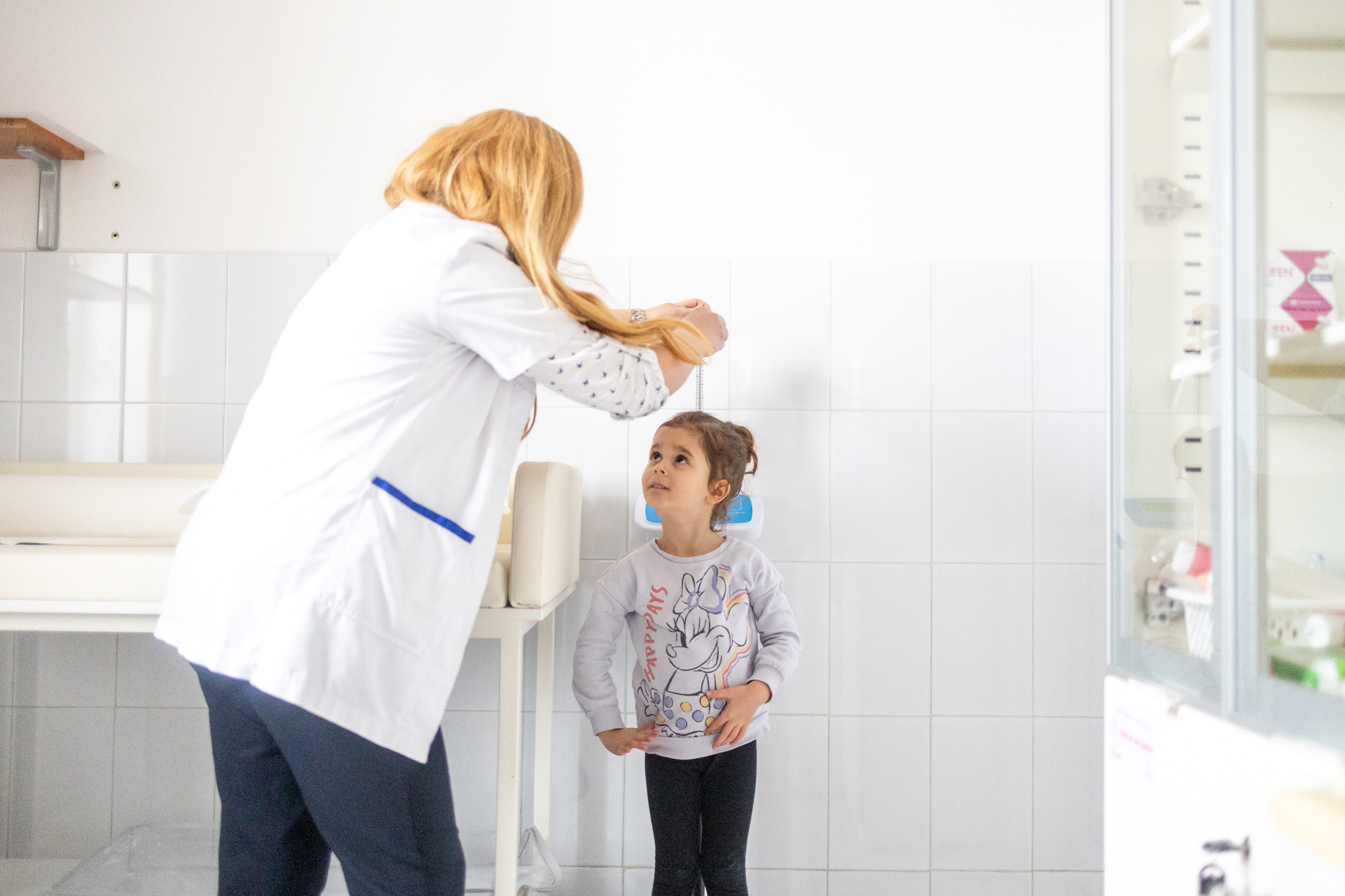 „Salvați Copiii” dotează cabinetele medicilor de familie din Timiș