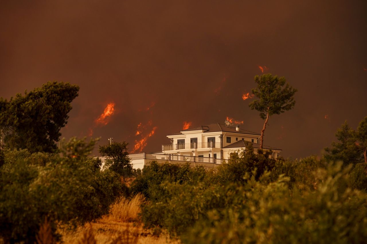 Atenționare de călătorie pentru românii care merg în Grecia. Risc ridicat de incendii în mai multe regiuni turistice