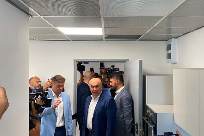 Ilie Bolojan în discurs, în sala de ședință a PNL Timiș Ilie Bolojan în discurs, în sala de ședință a PNL Timiș
