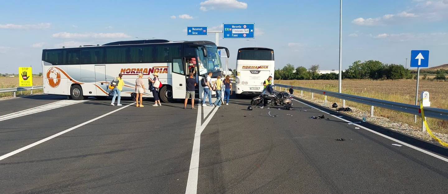 FOTO. Accident pe Centura Timișoarei. Un autobuz a intrat într-o motocicletă
