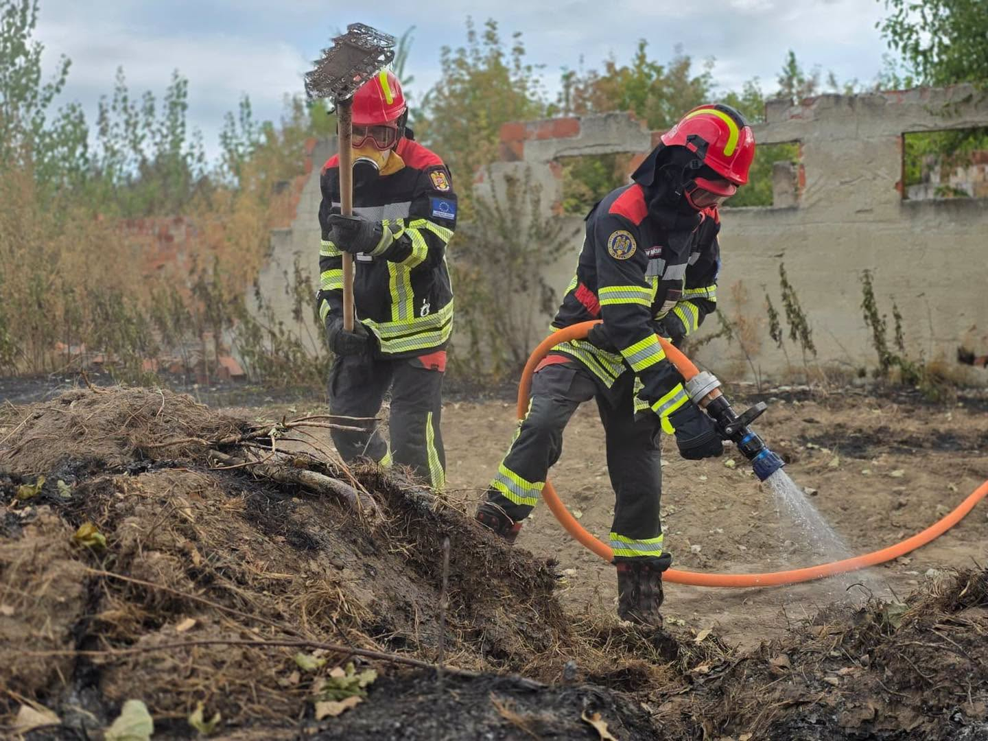 FOTO. Pompierii români, în prima linie în Serbia. Intervenție pentru protejarea localităților amenințate de incendii