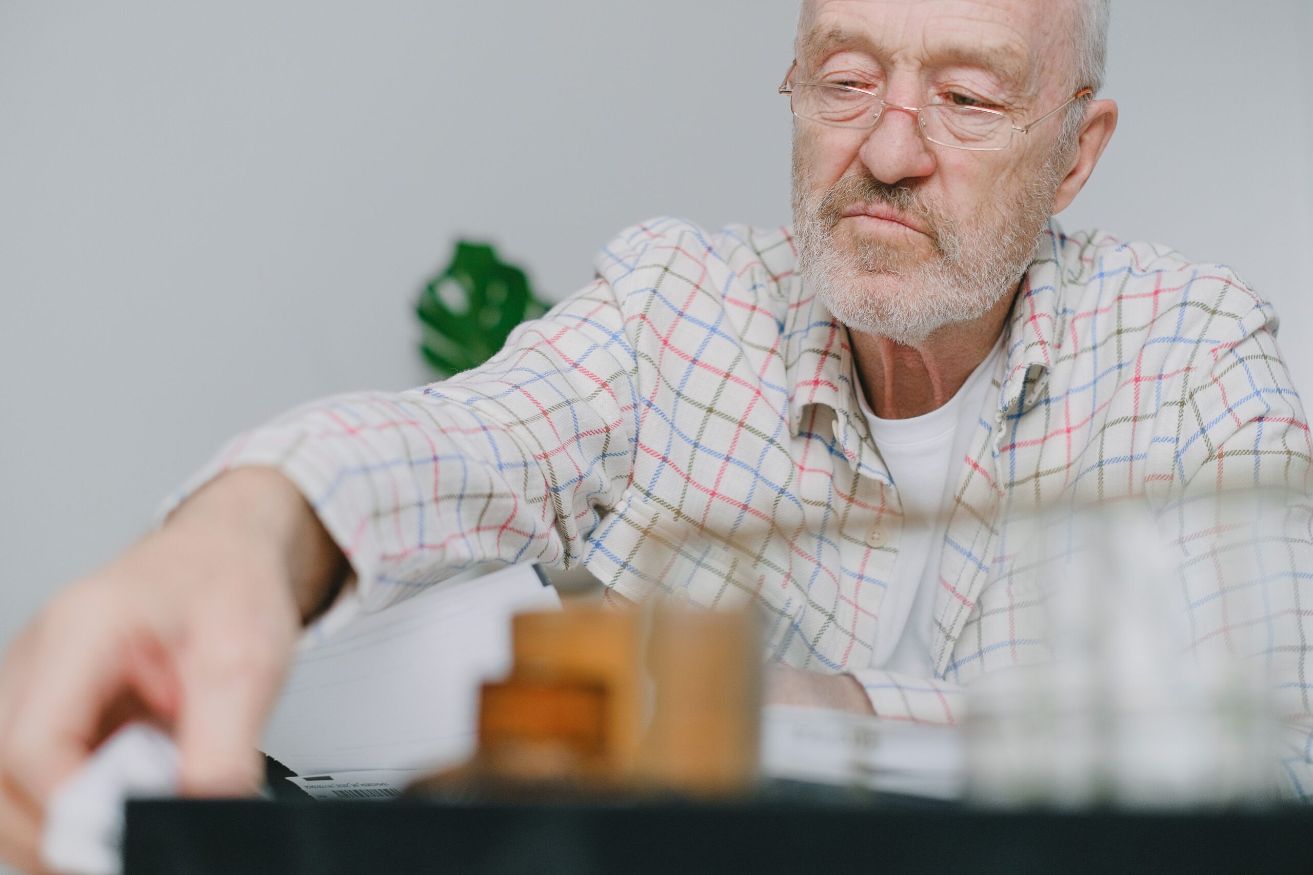 Pensionarii români din străinătate mai au timp până în 30 septembrie. Fără Certificatul de viață, pensia se suspendă