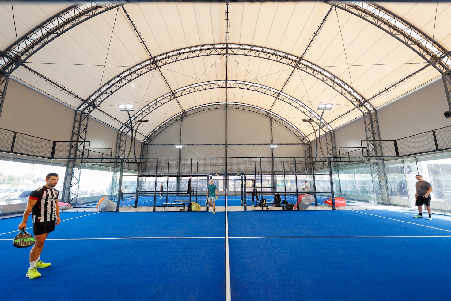 FOTO. Șase terenuri de padel în centrul Timișoarei. Padel Center a inaugurat noua bază din Cartierul Vienez by Nord One