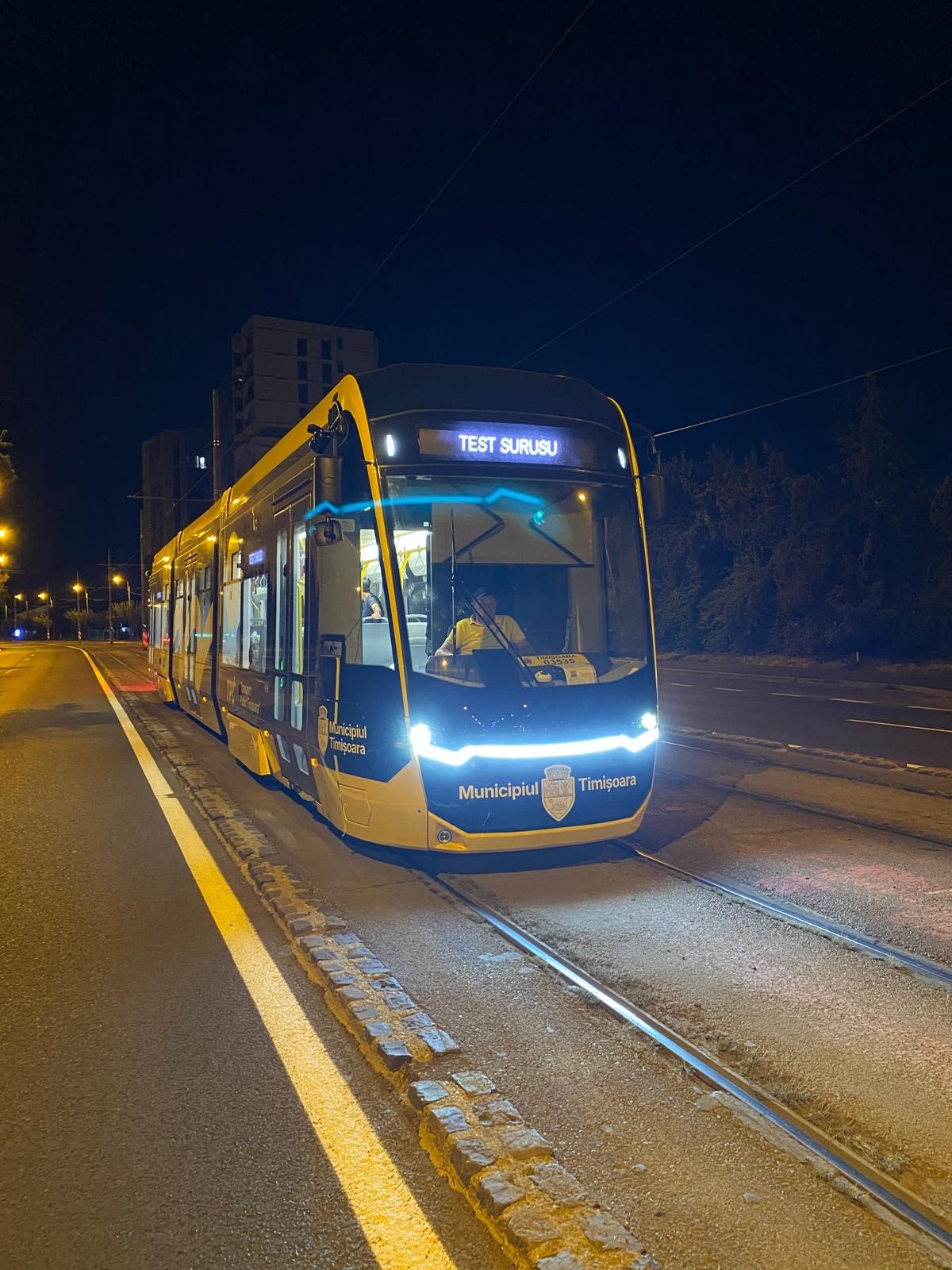 Noul tramvai scurt din Timișoara a intrat în teste. Îl puteți vedea pe șine noaptea