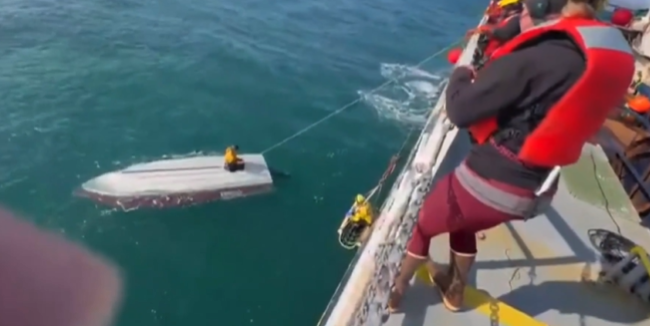 VIDEO. Adolescent salvat după ce a rezistat două zile pe o barcă răsturnată în mare