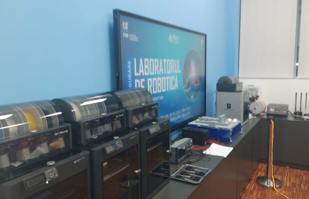 laborator robotică UVT